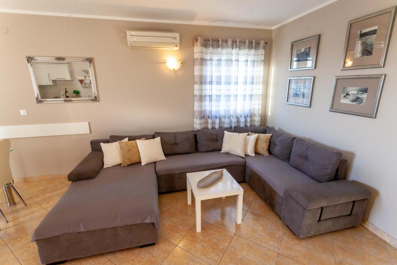Apartment Jerry With Private Pool Milna  Exteriér fotografie